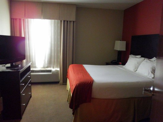 King Size Bedroom with TV Picture of Holiday Inn Express Crystal 